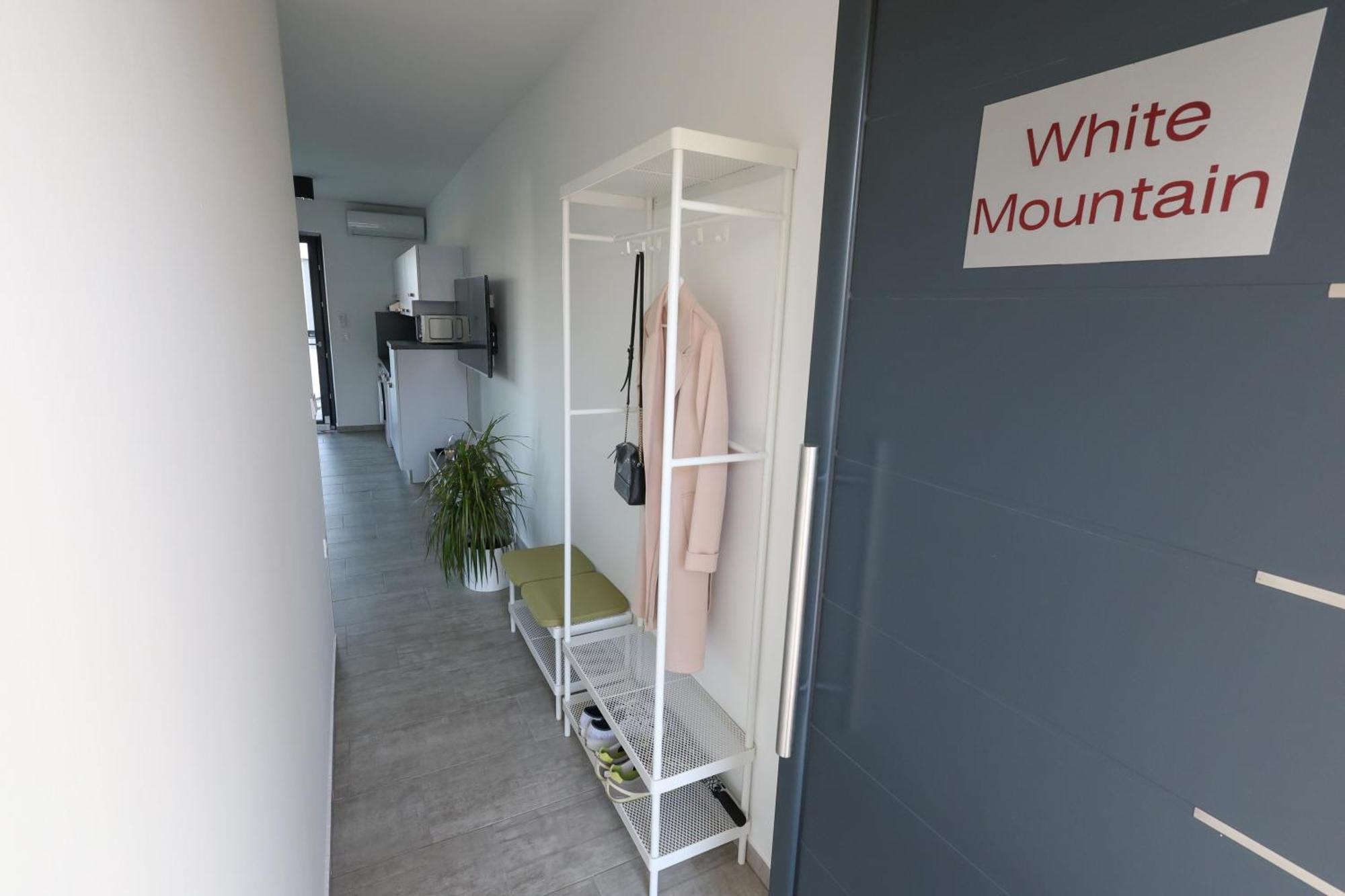 White Mountain Apartment Бановци Экстерьер фото